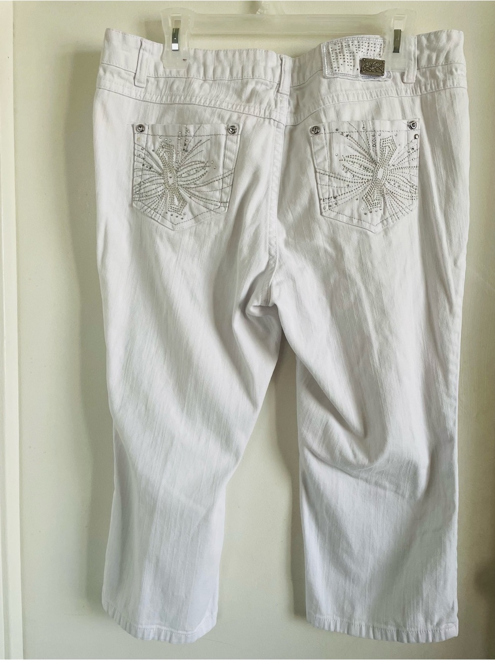 Women's White Cropped Stretch Jeans - Classic Comfort - Picture 2 of 5